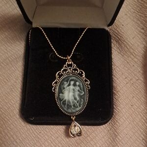 Vintage-Inspired Gold Cameo Pendant Necklace with Gray Cameo